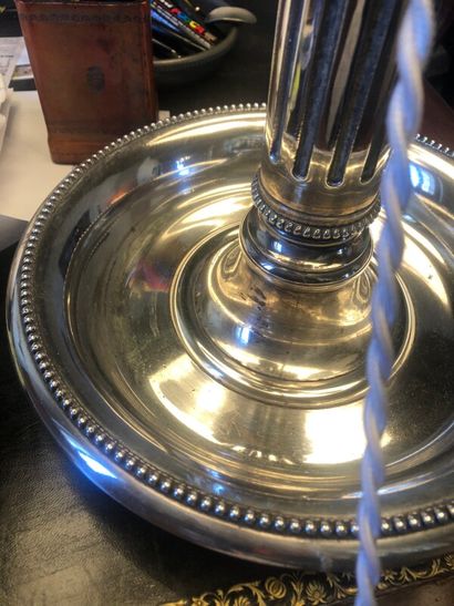 Belle lampe bouillotte en bronze argenté.

Style...