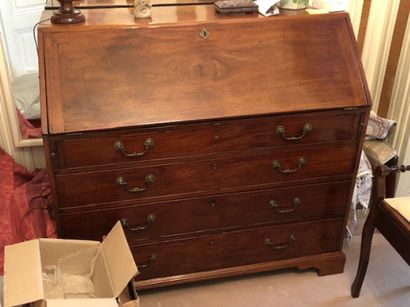 Bureau de pente en noyer formant commode....