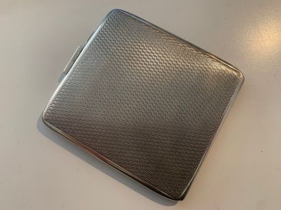 Etui à cigarette en argent guilloché, à décor...
