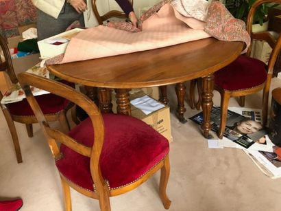 Table ronde de salle à manger en noyer posant...