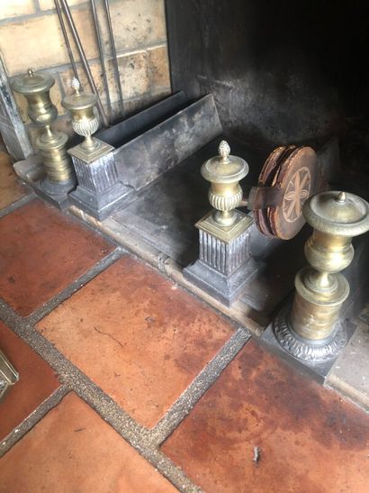 Nécessaire de cheminée comprenant deux paires...