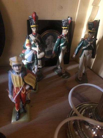 Ensemble d'objets tels que petits soldats...