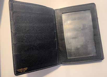Un lot de :

- HERMES Paris - 4 porte-cartes...