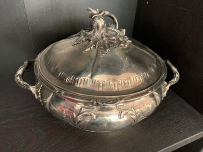 Une soupière couverte en argent à motifs...