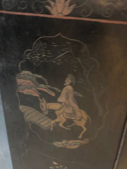 Paravent asiatique en tôle peinte à trois...