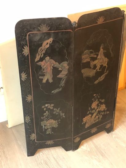 Paravent asiatique en tôle peinte à trois...