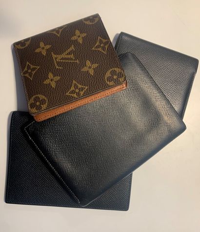 Un lot de :

- HERMES Paris - 4 porte-cartes...