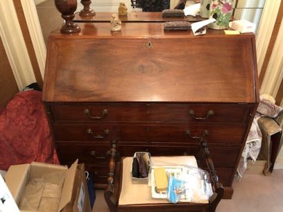 Bureau de pente en noyer formant commode....