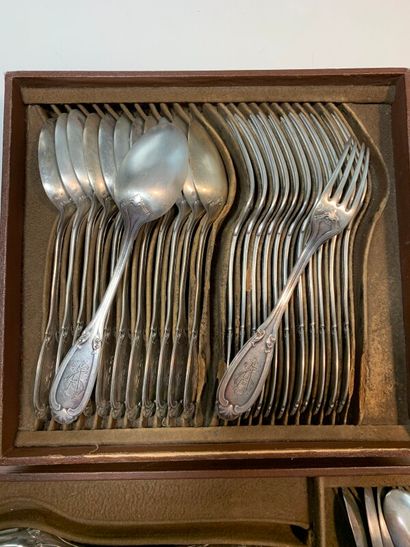 12 grandes fourchettes, 12 couverts à entremets,...