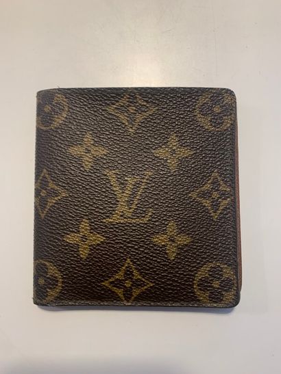 Un lot de :

- HERMES Paris - 4 porte-cartes...