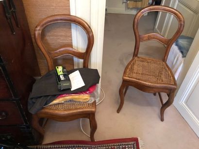 Quatre chaises en bois naturel cannées (l'une...