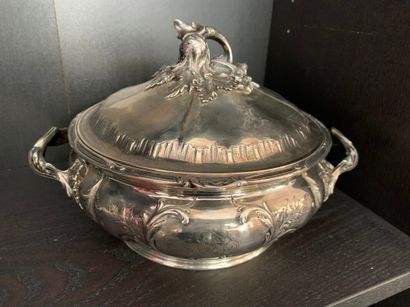 Une soupière couverte en argent à motifs...