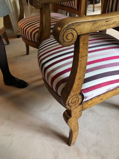 Paire de fauteuils en acajou.

Pieds sabre.

Epoque...