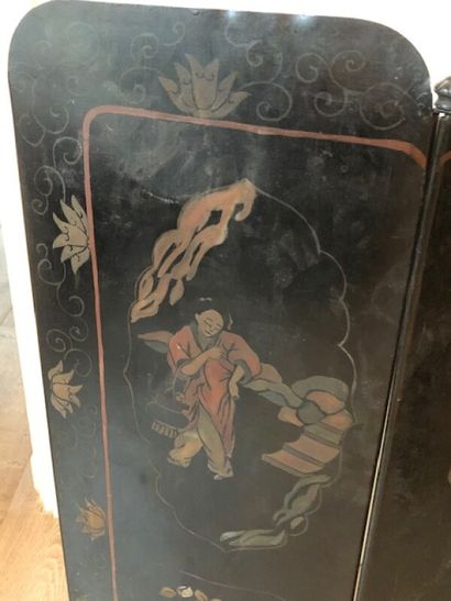 Paravent asiatique en tôle peinte à trois...