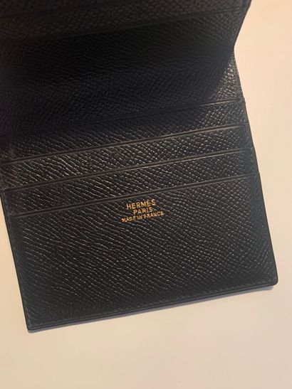 Un lot de :

- HERMES Paris - 4 porte-cartes...