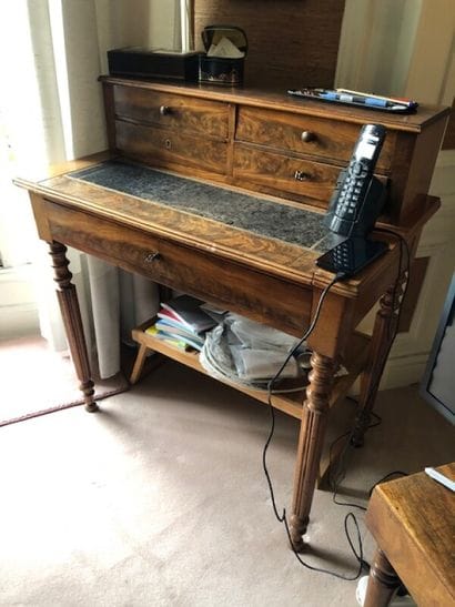 Petit bureau à gradin en acajou ouvrant à...