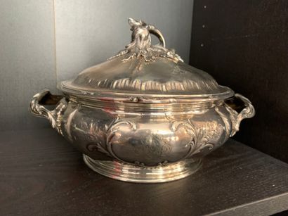 Une soupière couverte en argent à motifs...