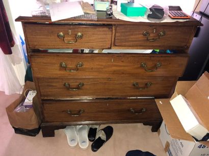 Commode en bois naturel ouvrant à cinq tiroirs...