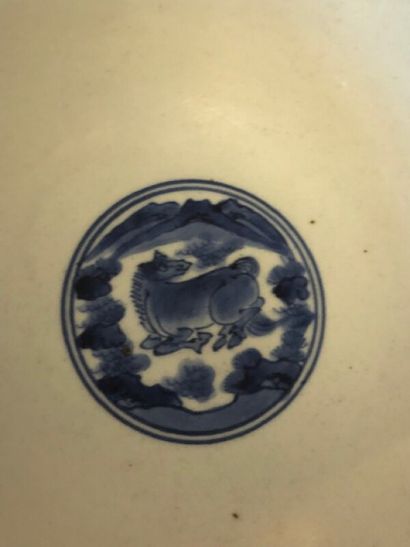 Bol en porcelaine bleu et blanc à décor de...