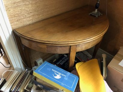 Table demi lune en noyer.

Fin XIXème siècle.

H....