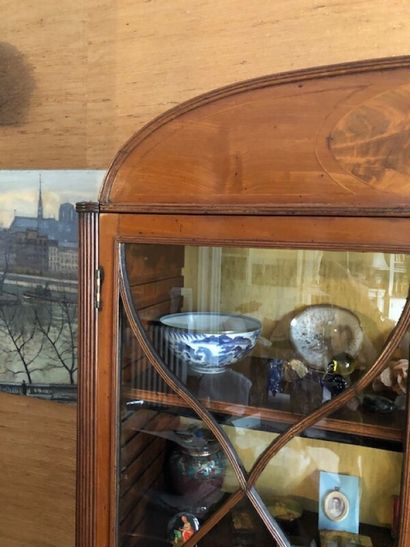 Vitrine en acajou à croisillon et médaillon...