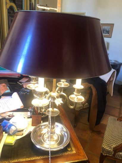Belle lampe bouillotte en bronze argenté.

Style...