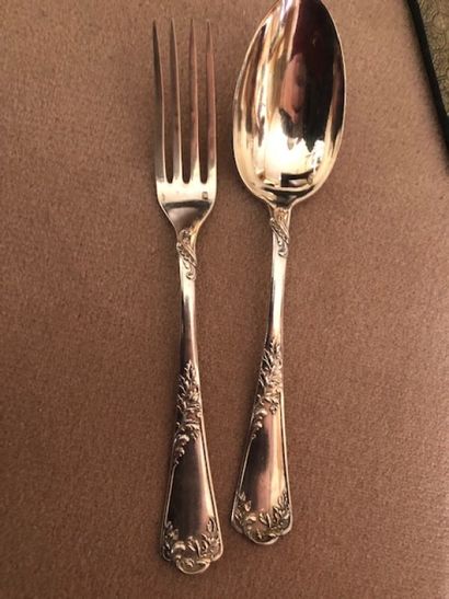 Ensemble de couverts en argent à décor de...