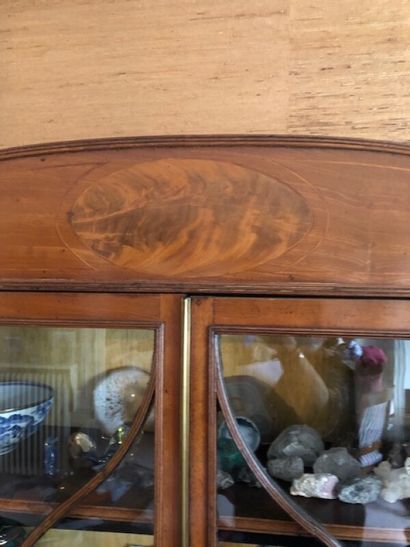 Vitrine en acajou à croisillon et médaillon...