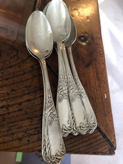 7 cuillères à thé en argent à décor de guirlandes.

Poids...