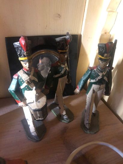 Ensemble d'objets tels que petits soldats...