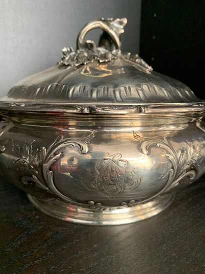 Une soupière couverte en argent à motifs...