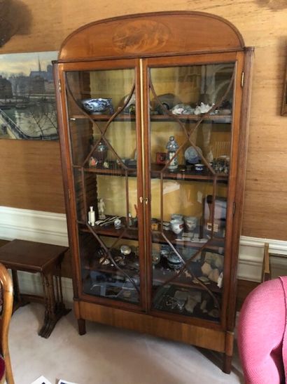 Vitrine en acajou à croisillon et médaillon...