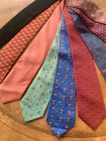 HERMES

Lot de 9 cravates dont 1 en croc...