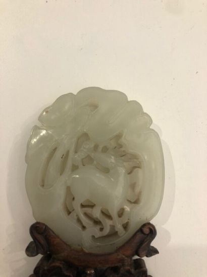 Plaque en jade ou jadéite à décor de cervidé...