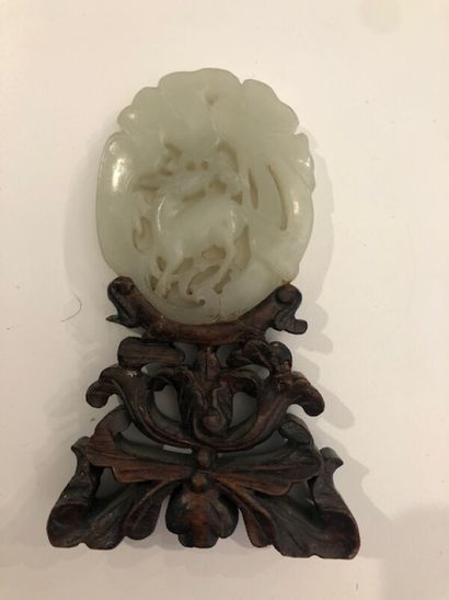 Plaque en jade ou jadéite à décor de cervidé...