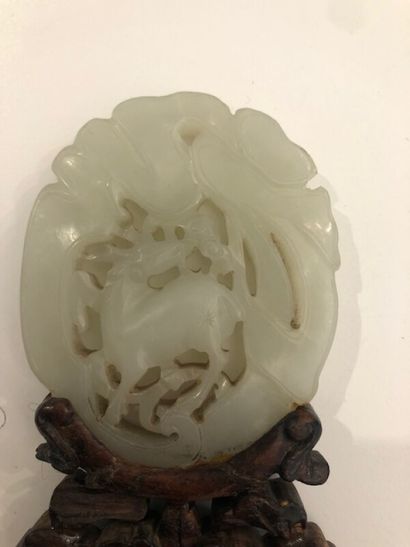 Plaque en jade ou jadéite à décor de cervidé...