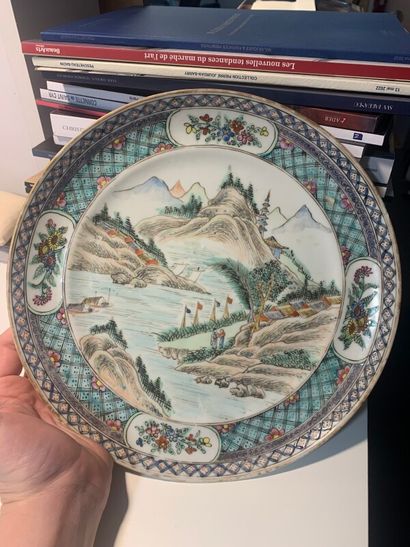CHINE CANTON - Assiette en porcelaine