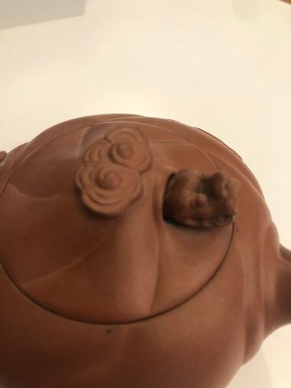 Théière en terre cuite.

La prise du couvercle...