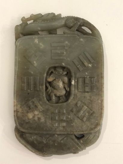 Plaque en jade ou jadéite verte.

Décor d'une...