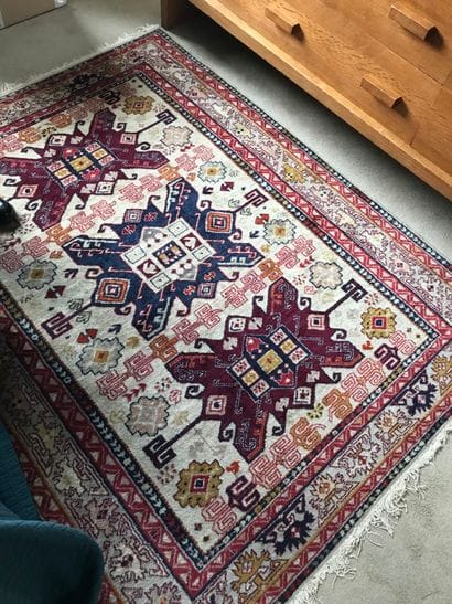 Tapis oriental à décor de médaillons stylisés...