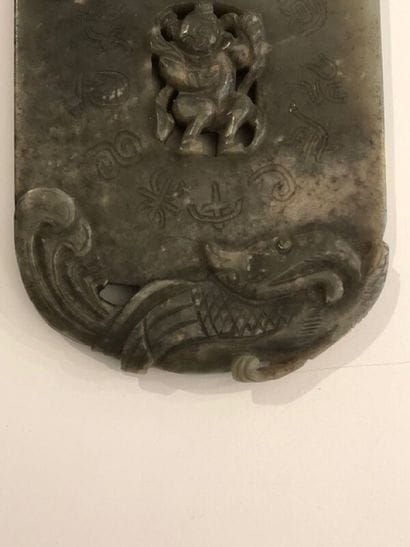 Plaque en jade ou jadéite verte.

Décor d'une...