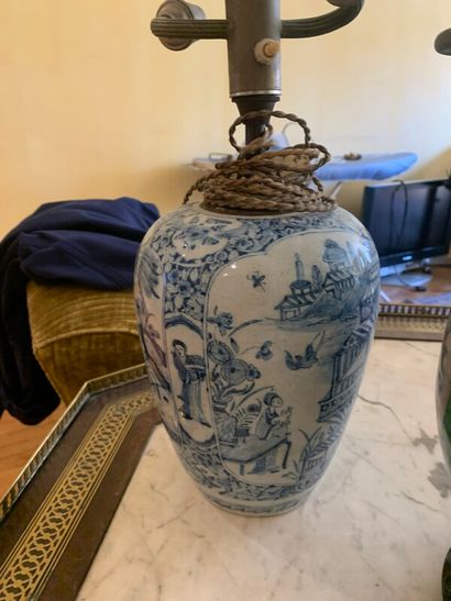 Lot de deux vases montés en lampes, l'un...