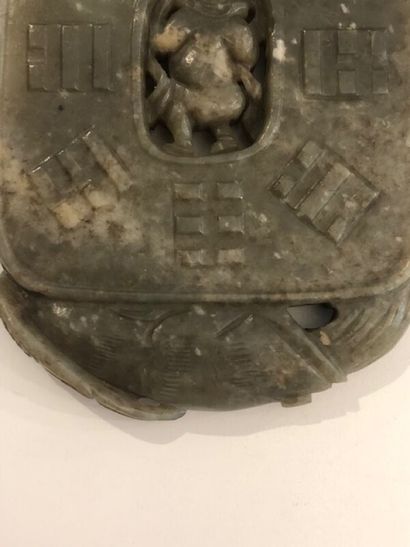 Plaque en jade ou jadéite verte.

Décor d'une...