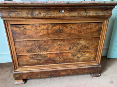 Commode en placage de ronce de noyer, ouvrant...