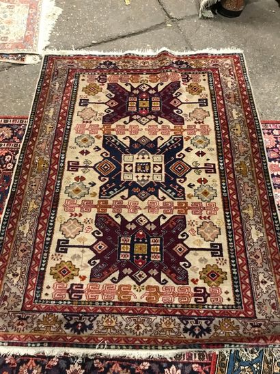 Tapis oriental à décor de médaillons stylisés...