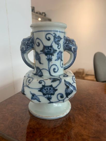 CHINE

Petit vase en porcelaine bleu et blanc...