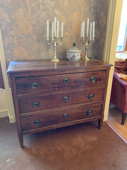 Commode en bois teinté ouvrant par 3 tiroirs....