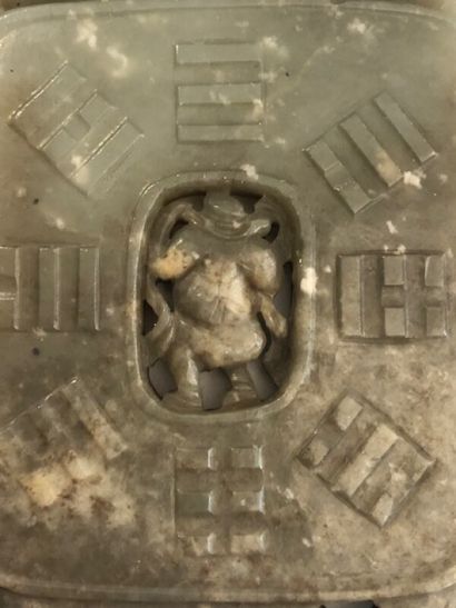 Plaque en jade ou jadéite verte.

Décor d'une...