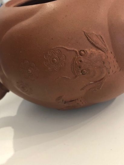 Théière en terre cuite.

La prise du couvercle...