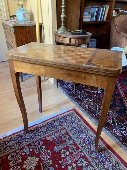 A game table in fruit wood.

Old regional...